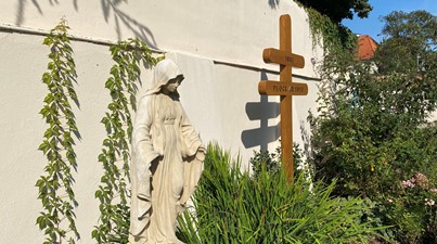 W ogrodzie domu ks. biskup Piotra Libery stanął krzyż morowy