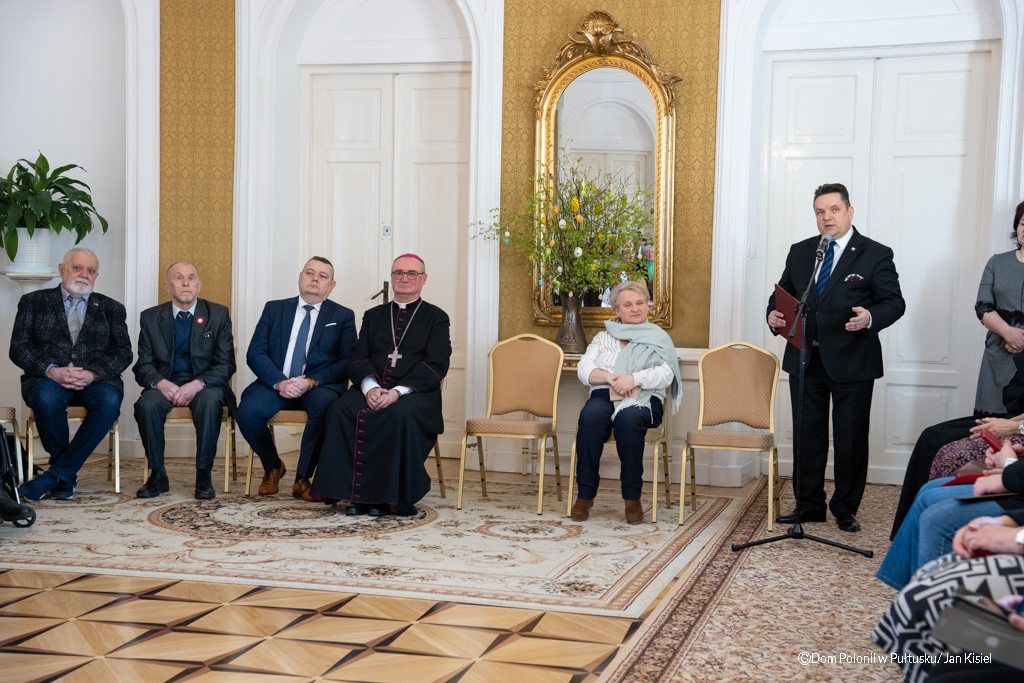 Ks. biskup Szymon Stułkowski poświęcił pokarmy dla repatriantów i gości z Ukrainy 