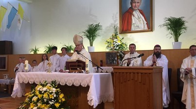 Ks. biskup Piotr Libera wprowadził relikwie św. Jana Pawła II do parafii w Keflaviku