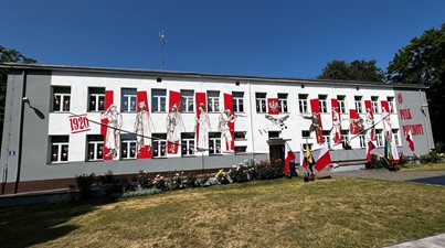 Odsłonięcie i poświęcenie muralu upamiętniającego 49 Pułk Piechoty w Szkole Podstawowej w Szydłowie