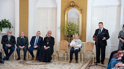 Ks. biskup Szymon Stułkowski poświęcił pokarmy dla repatriantów i gości z Ukrainy 
