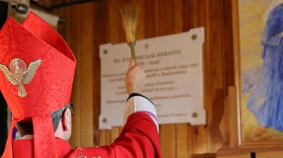 Poświęcenie tablic ku czci byłych proboszczów w parafii Naruszewo