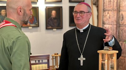 Harcerze przekazali księżom biskupom Betlejemskie Światło Pokoju