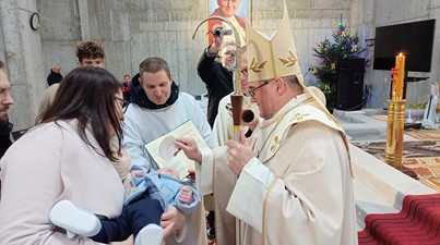 Ks. biskup Szymon Stułkowski: w czasie chrztu świętego otwiera się nad nami niebo