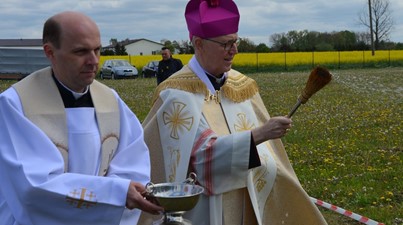 Ks. biskup Piotr Libera poświęcił plac pod budowę kościoła w Płońsku