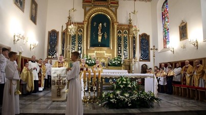 Poświęcenie odnowionego ołtarza w sanktuarium w Sierpcu