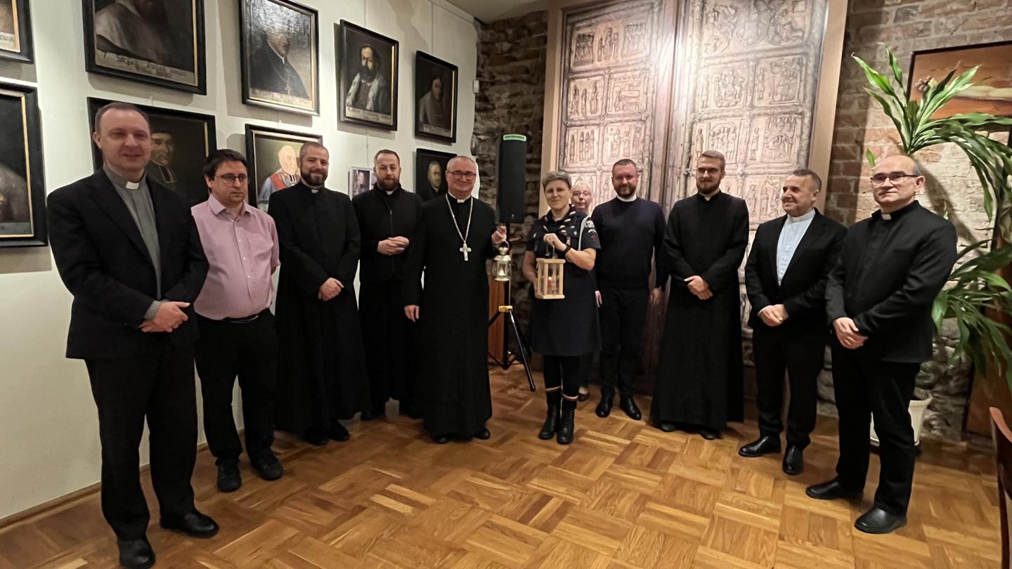 Ks. biskup Szymon Stułkowski przyjął Betlejemskie Światło Pokoju