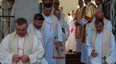 Pielgrzymi z Płocka modlą się za biskupów i kapłanów