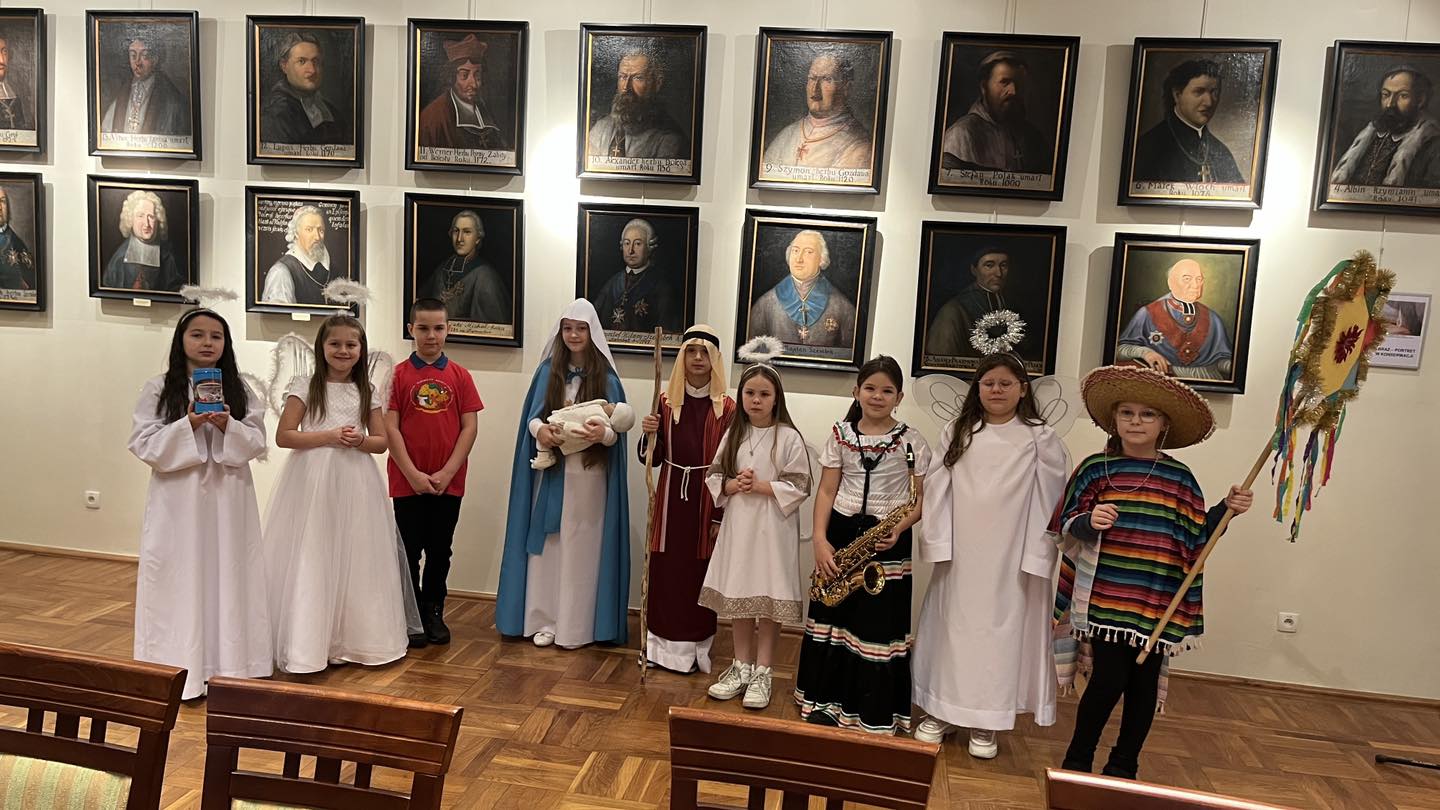 Kolędnicy Misyjni z Gralewa odwiedzili ks. biskupa Szymona Stułkowskiego
